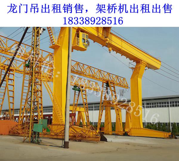 如何检查外悬龙门吊的制动与安全装置是否正常